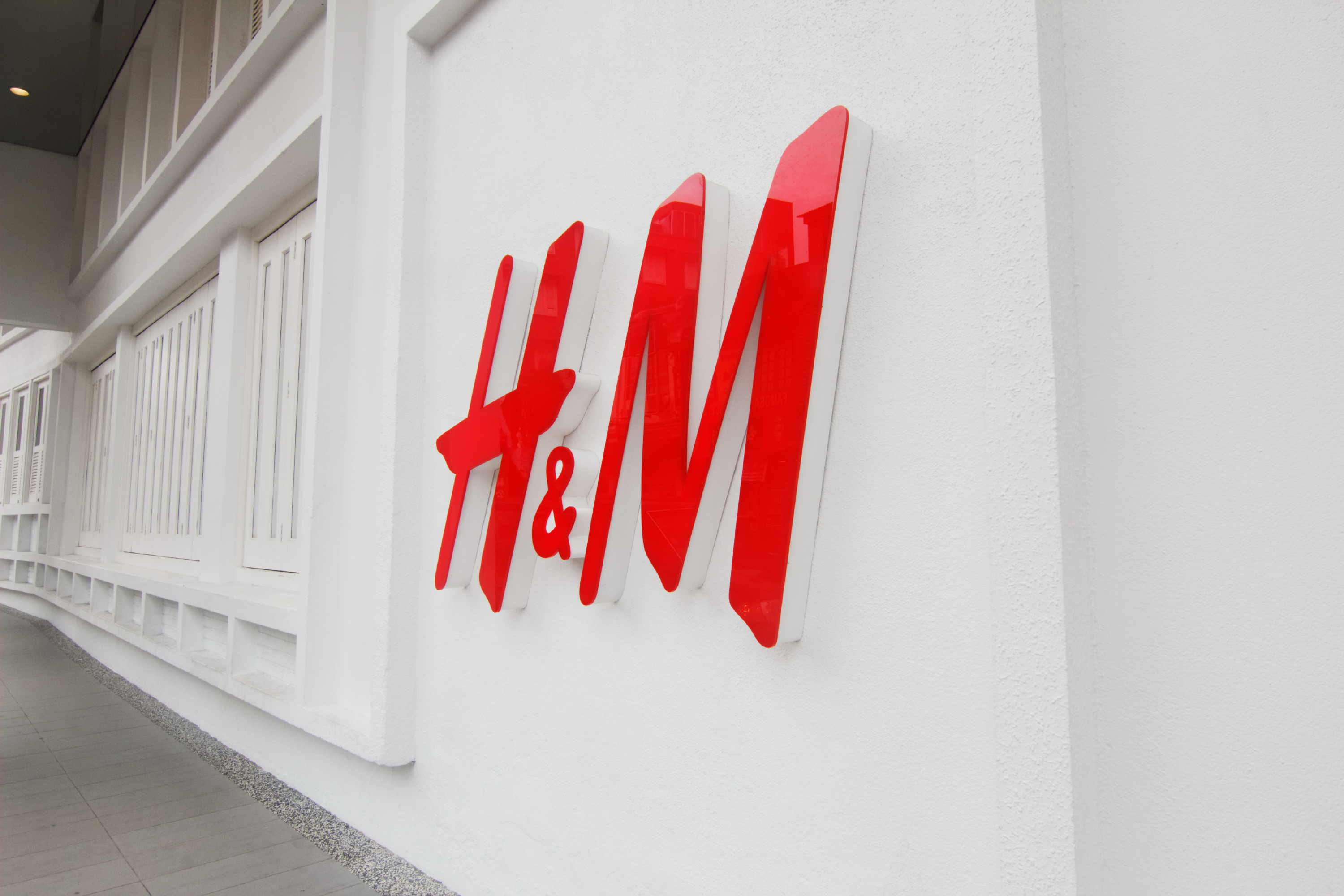 10 м сайт. H M логотип. HM Англия. H&M Эстетика. H M Британия.
