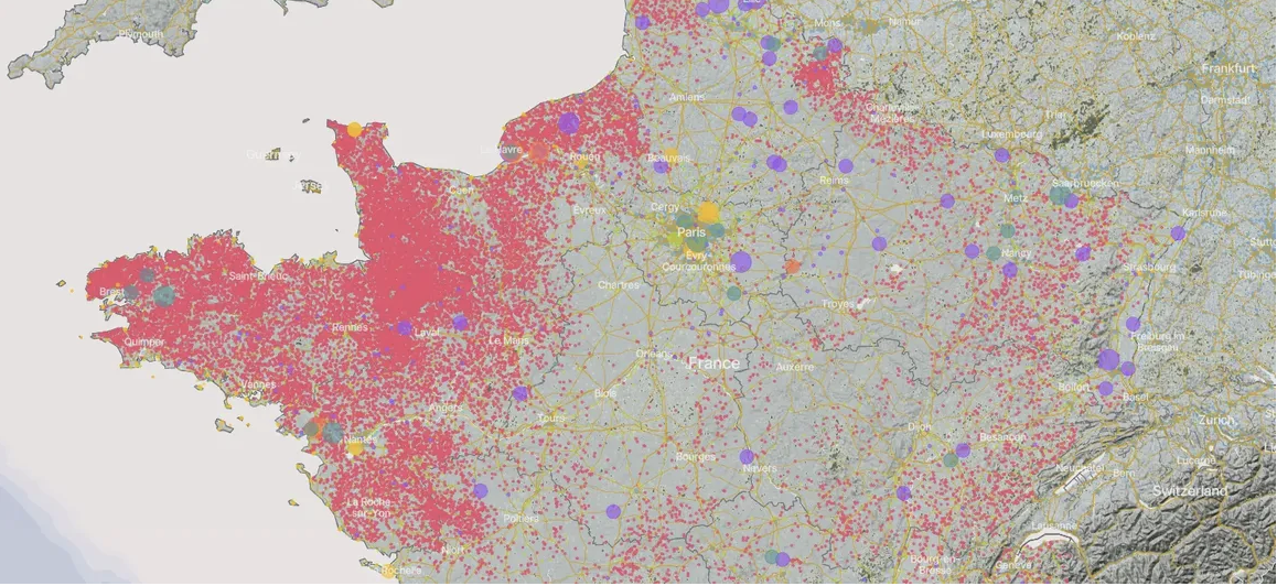 La carte de Climate Trace permet de repérer les panaches de particules fines. Ici, les points roses concernent l'agriculture, les jaunes le transport et les violets les usines. © Climate Trace