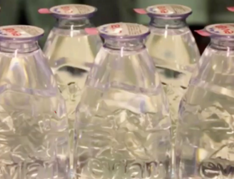 La Bouteille Goutte D Evian Retiree Du Marche Grace A Une Petition La Bouteille Goutte D Evian Retiree Du Marche Grace A Une Petition
