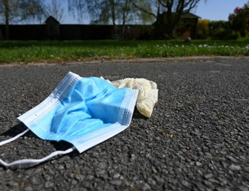 Par Terre Ou Dans Le Mauvais Bac L Epineux Defi Des Masques Mal