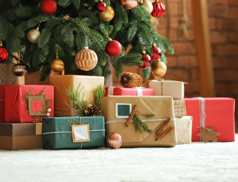 Des cadeaux de Noël bleu-blanc-rouge sous le sapin