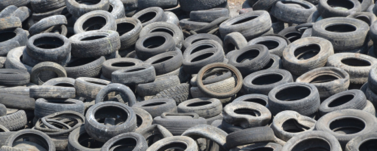 Ghana : un entrepreneur transforme les pneus usés en carburant