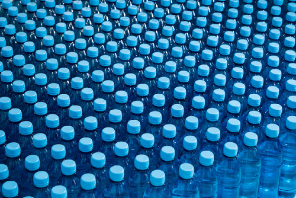 Eaux en bouteille contaminées par des microparticules de plastique