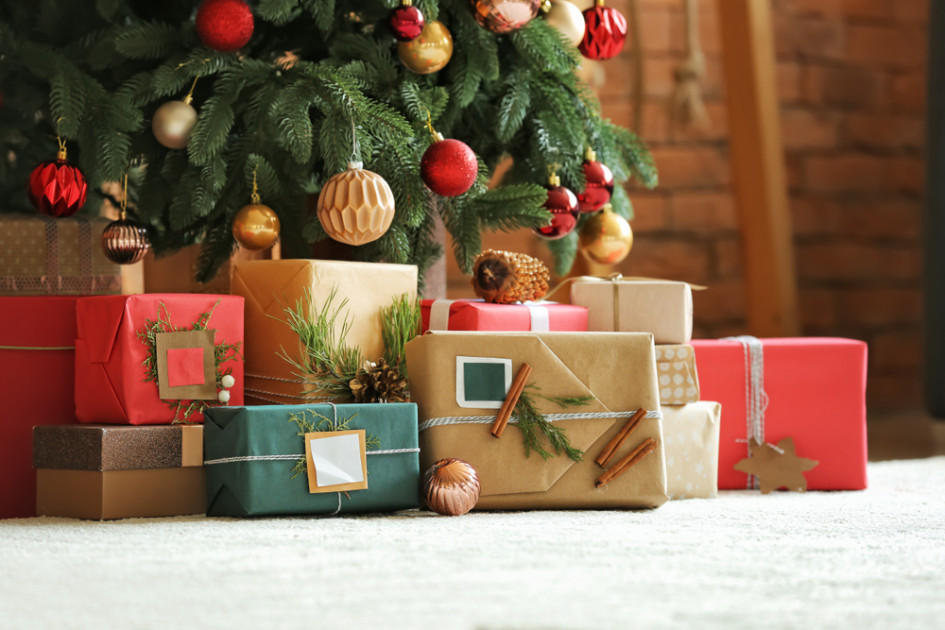 Des cadeaux de Noël bleublancrouge sous le sapin