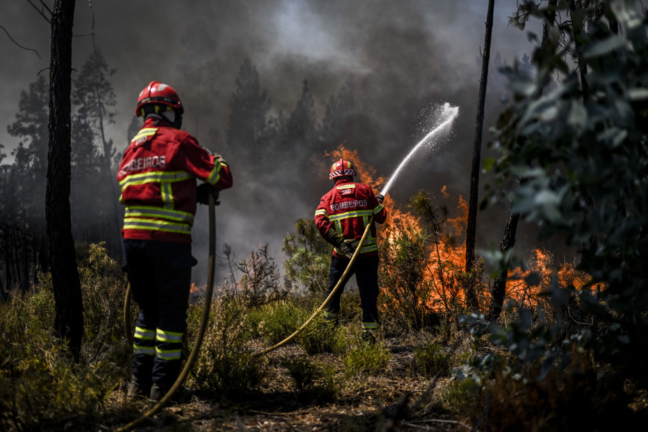 centenas de bombeiros continuam mobilizados para combater incêndios