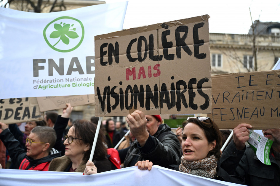 Des agriculteurs bio manifestent contre 