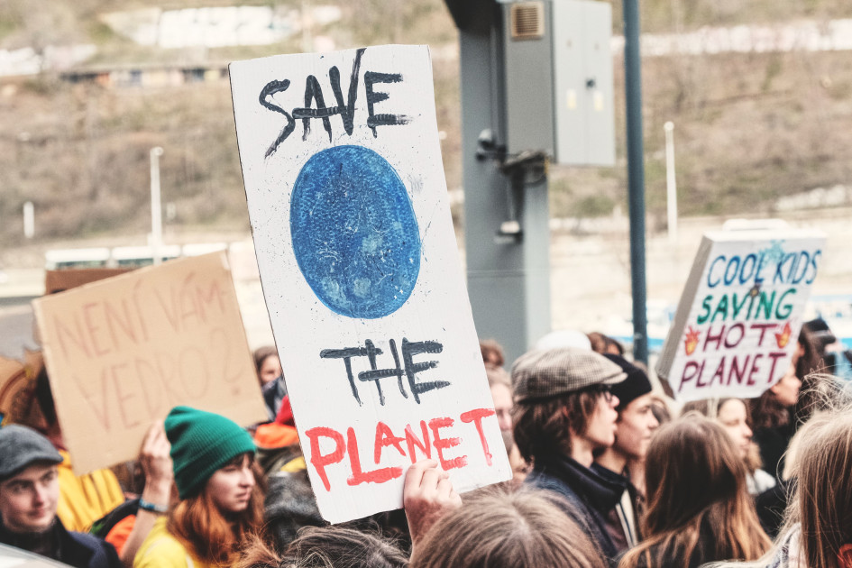 Avant la COP31, l'été caniculaire pousse la jeunesse française à se mobiliser pour le climat